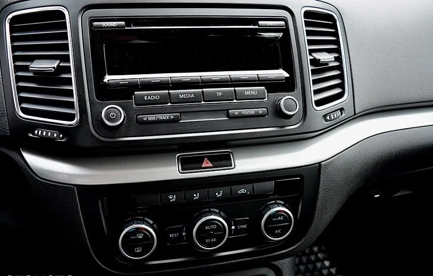 Volkswagen Sharan cena 44900 przebieg: 203000, rok produkcji 2013 z Niemodlin małe 232